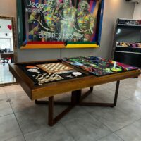 Mesa de bilhar e jantar Nexus, caçapas embutidas, pé em Peróba maciça